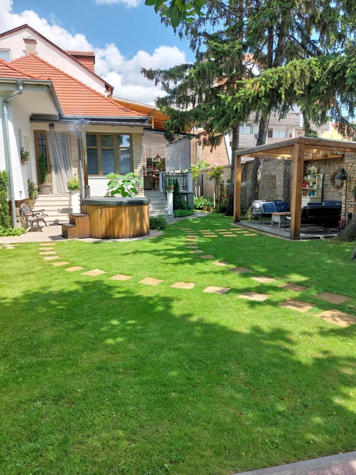 Belvarosi Kerteshaz Keszthely Luaran gambar